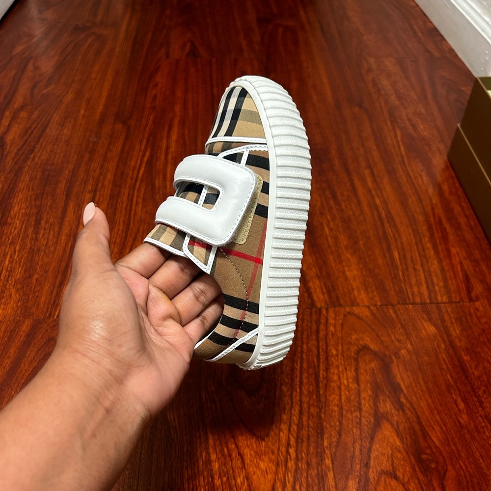 Burberry Kids Sneakers in Plaid and White size 29